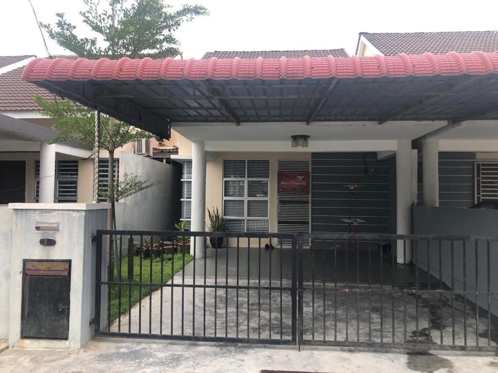 Miker Homestay Seri Iskandar Luaran gambar